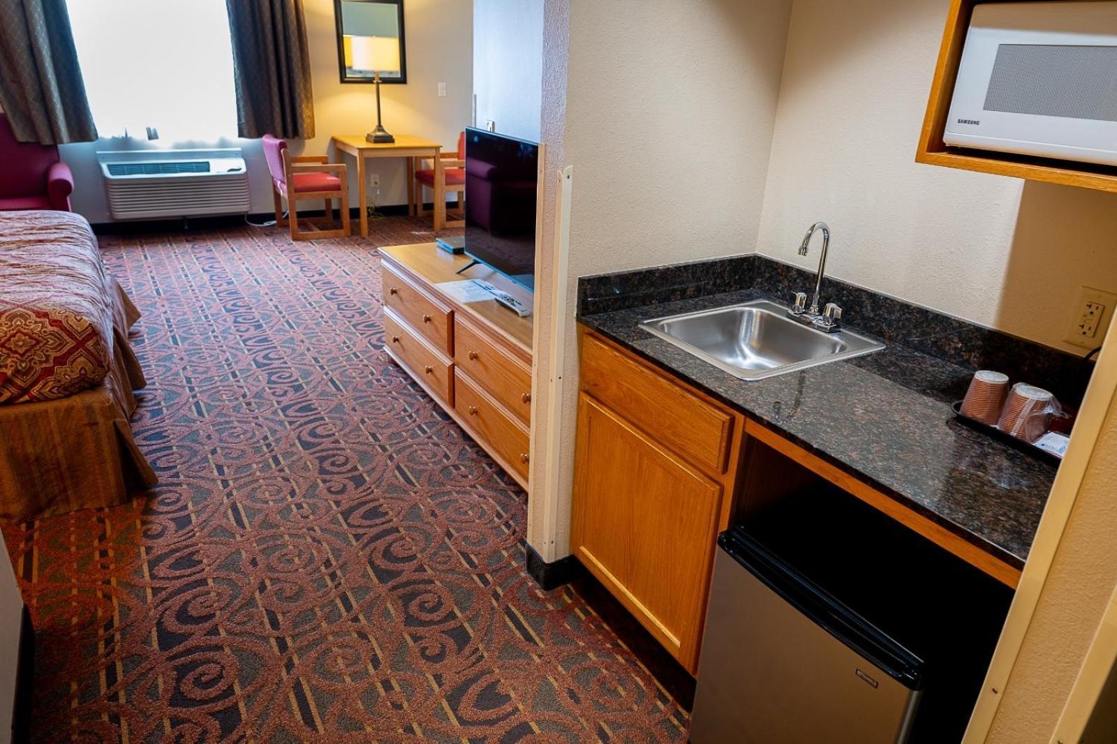 Savanna Inn & Suites photo 24
