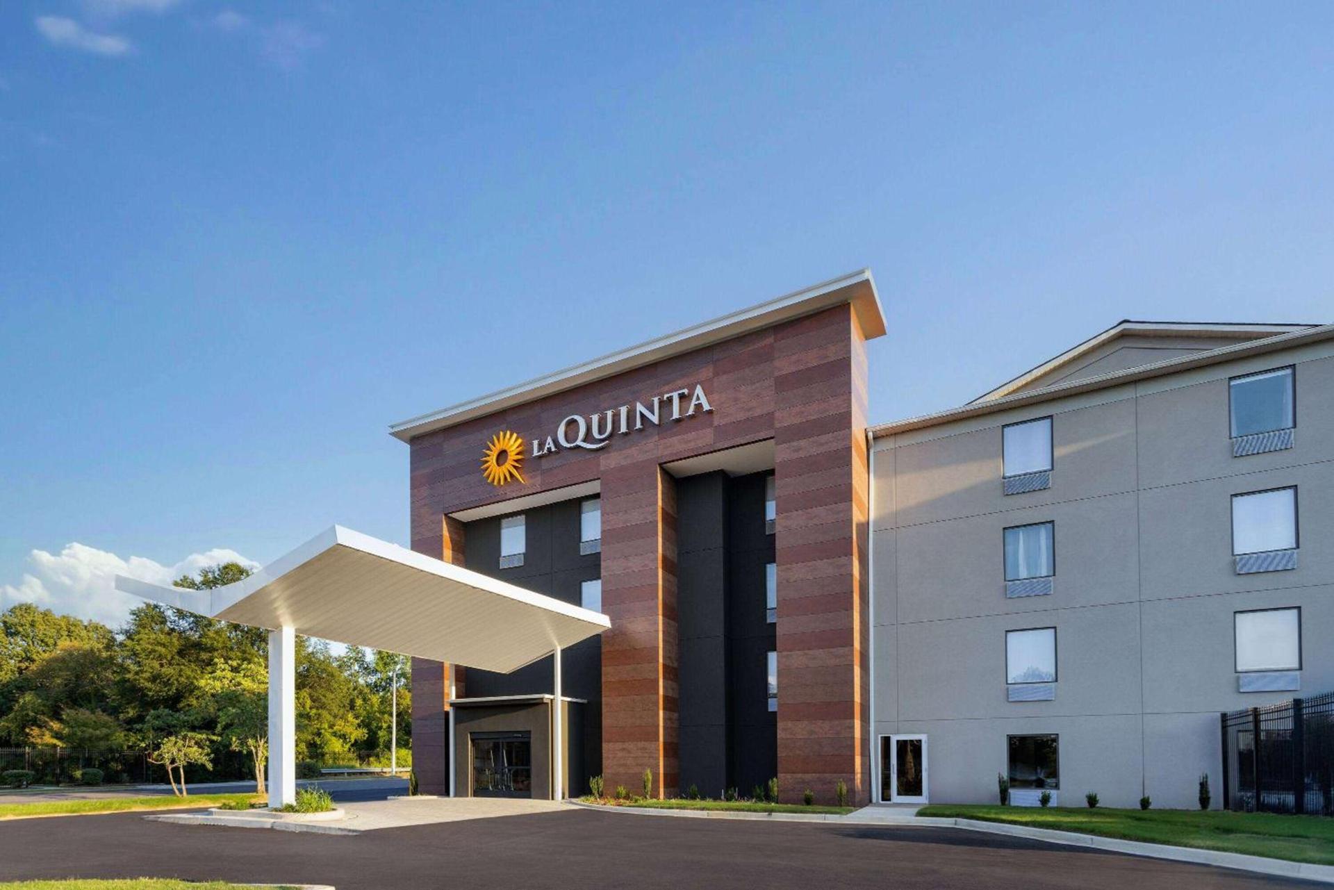 La Quinta Inn & Suites by Wyndham Memphis I-240 photo 1