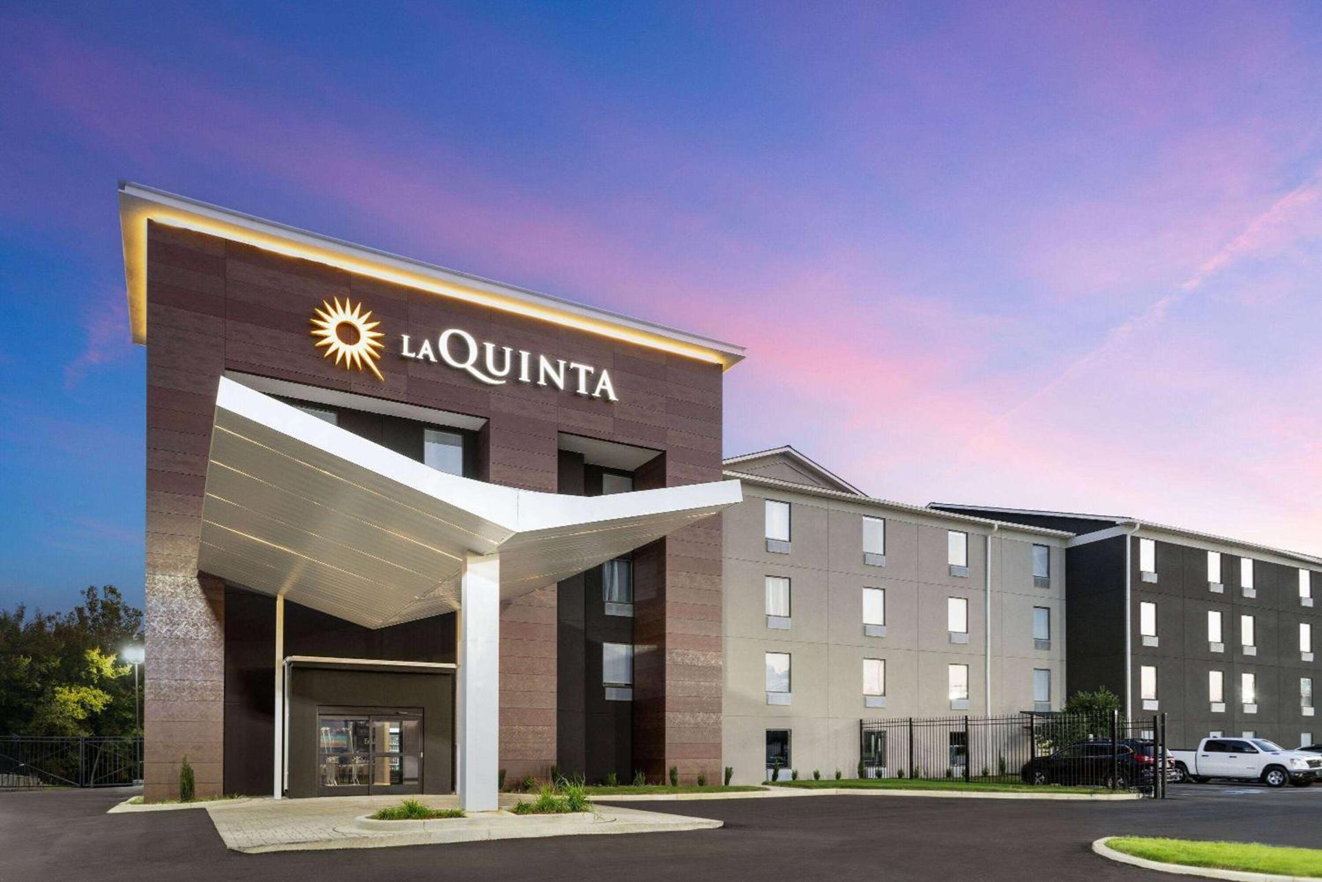 La Quinta Inn & Suites by Wyndham Memphis I-240 photo 2