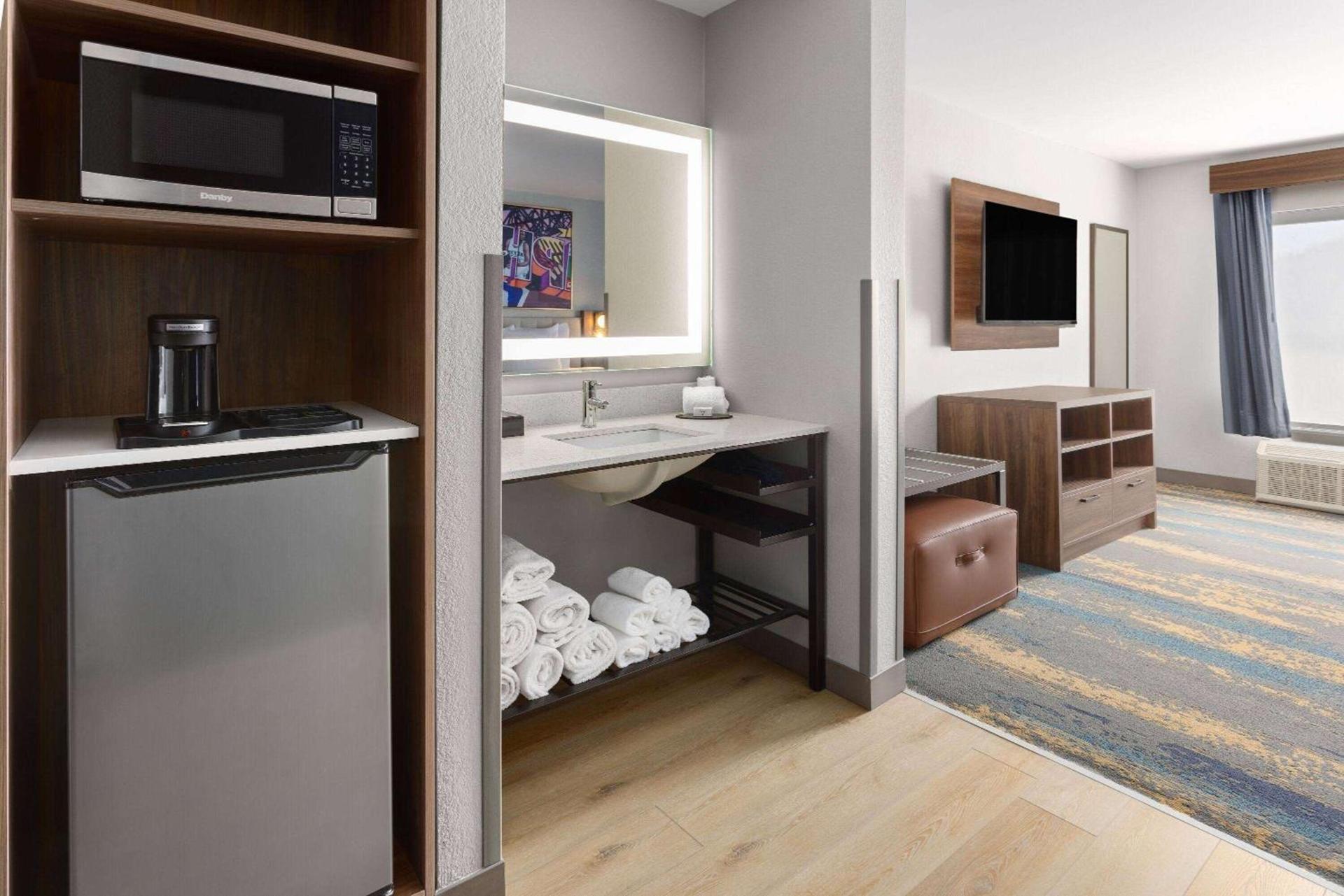 La Quinta Inn & Suites by Wyndham Memphis I-240 photo 13