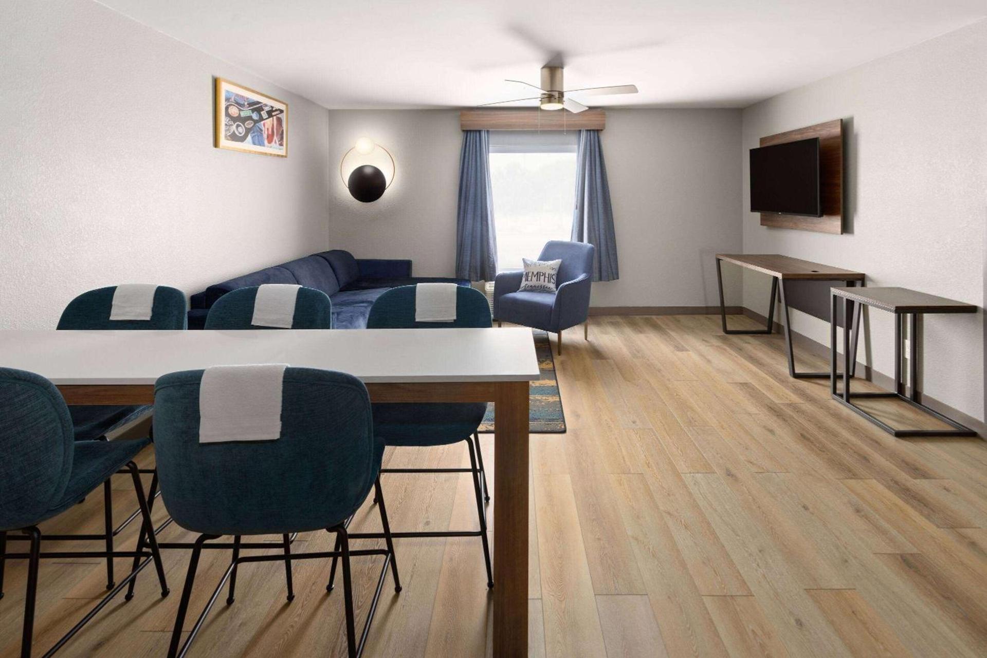 La Quinta Inn & Suites by Wyndham Memphis I-240 photo 21