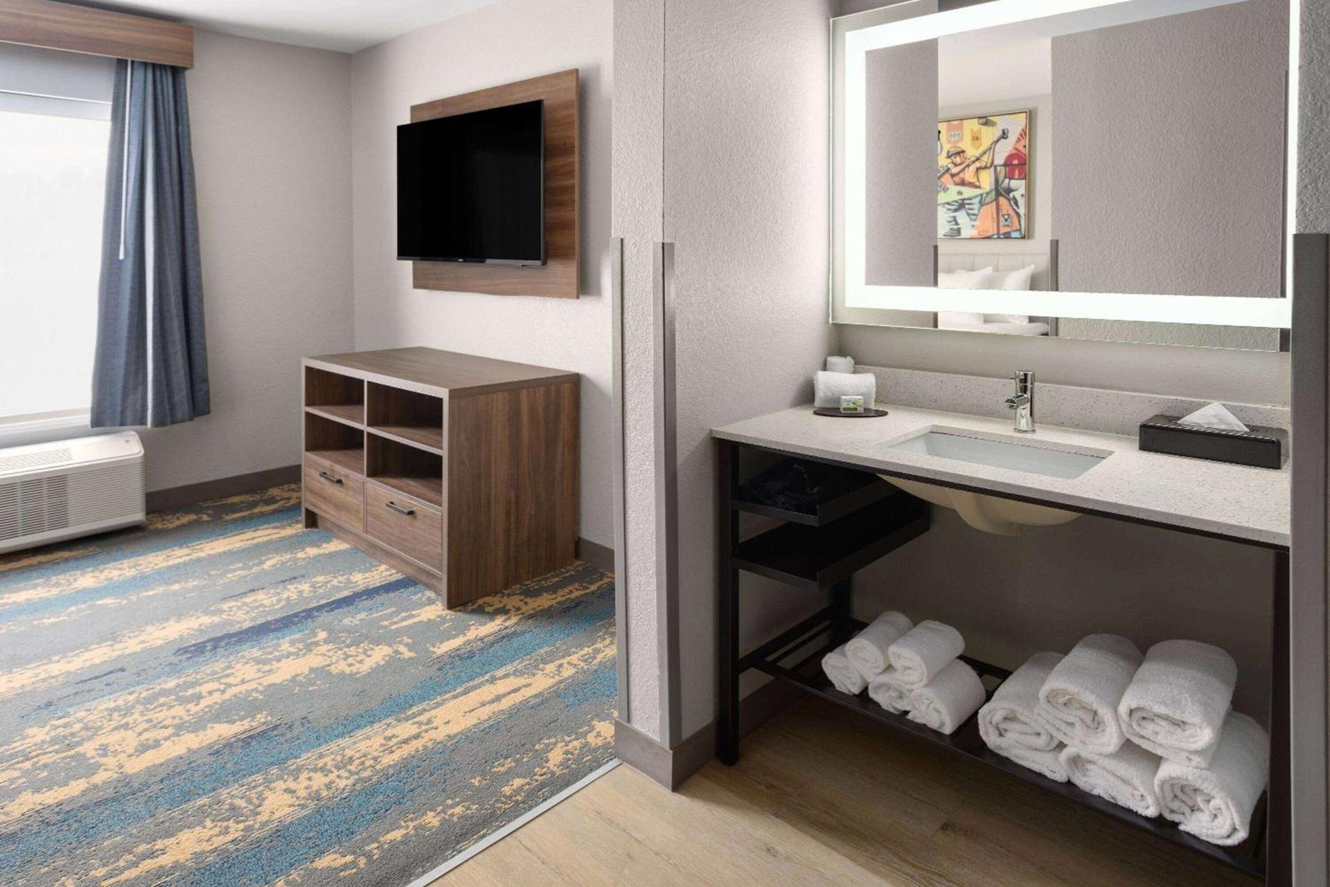 La Quinta Inn & Suites by Wyndham Memphis I-240 photo 29