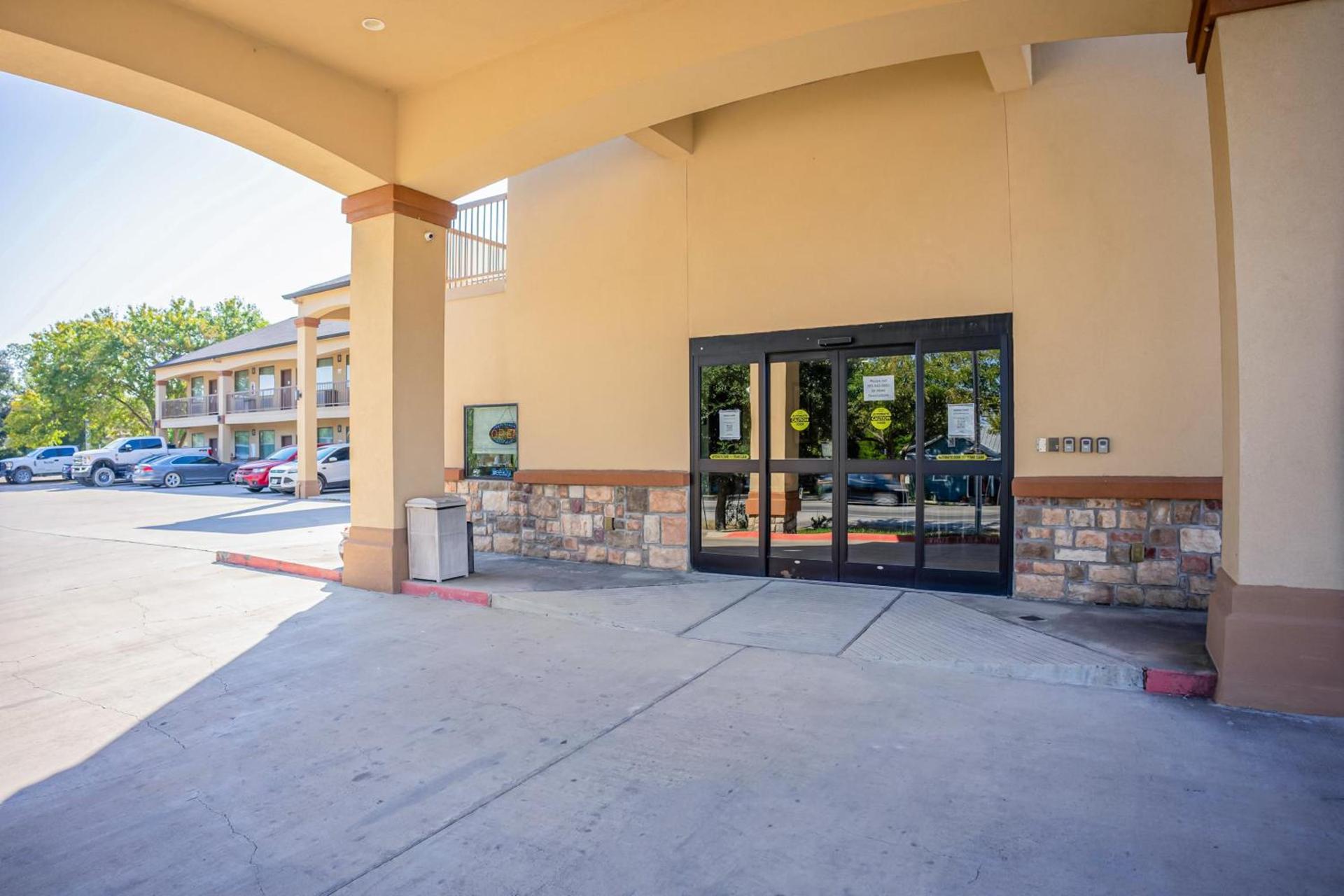 Moulton Inn & Suites By OYO Near Shiner TX photo 3