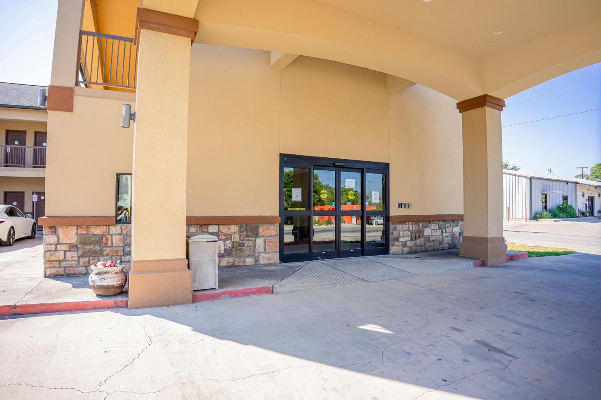 Moulton Inn & Suites By OYO Near Shiner TX photo 2