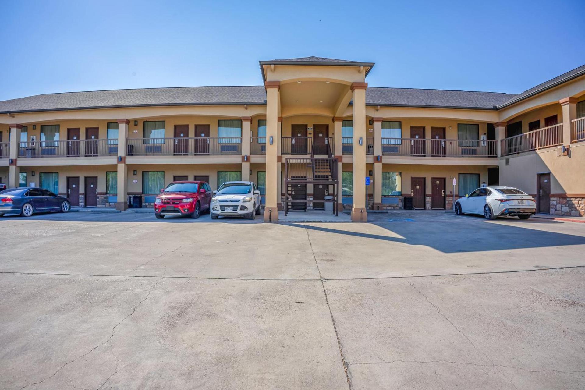 Moulton Inn & Suites By OYO Near Shiner TX photo 1