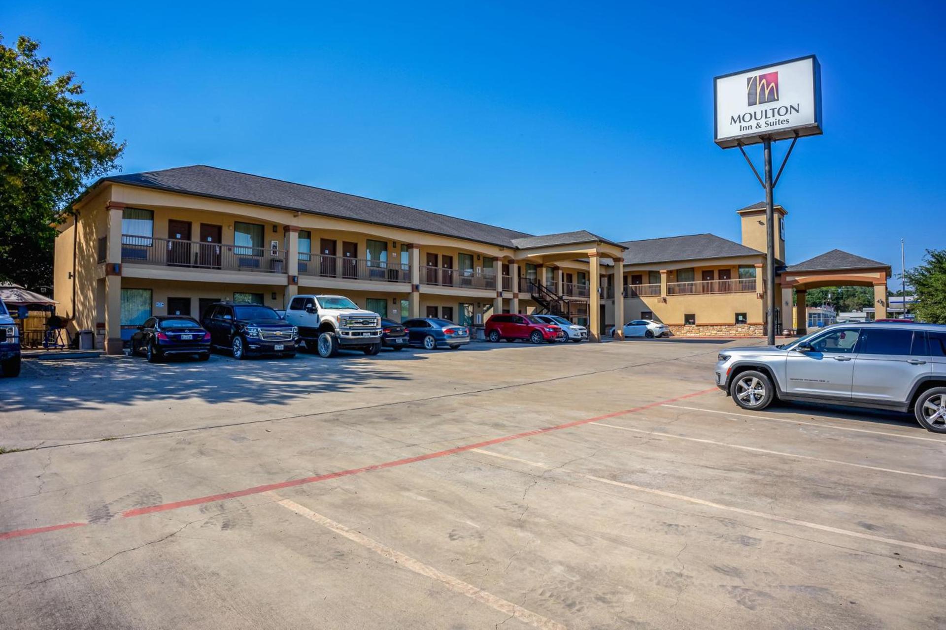 Moulton Inn & Suites By OYO Near Shiner TX photo 4