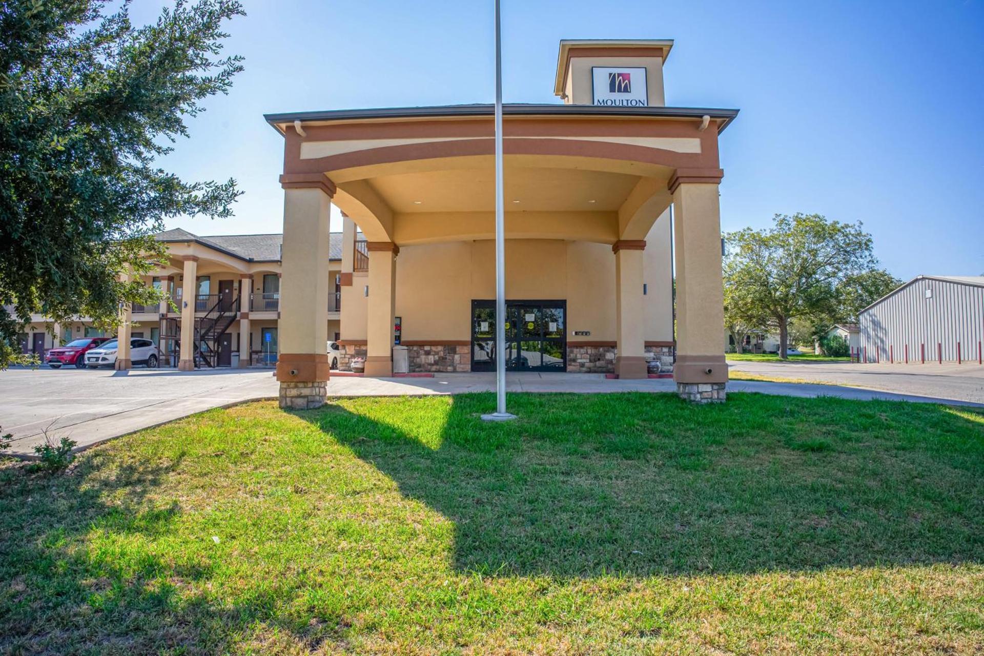 Moulton Inn & Suites By OYO Near Shiner TX photo 6