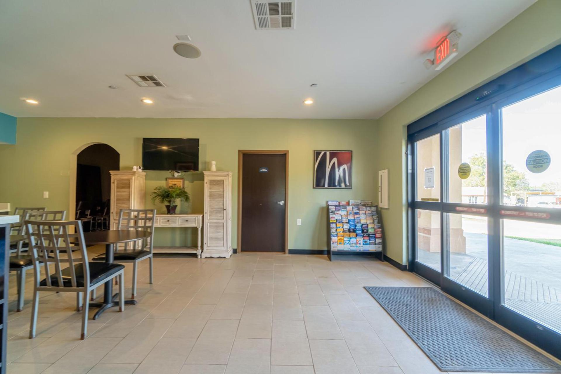Moulton Inn & Suites By OYO Near Shiner TX photo 20
