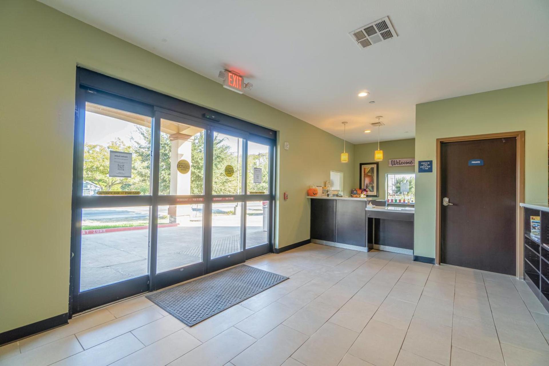 Moulton Inn & Suites By OYO Near Shiner TX photo 19