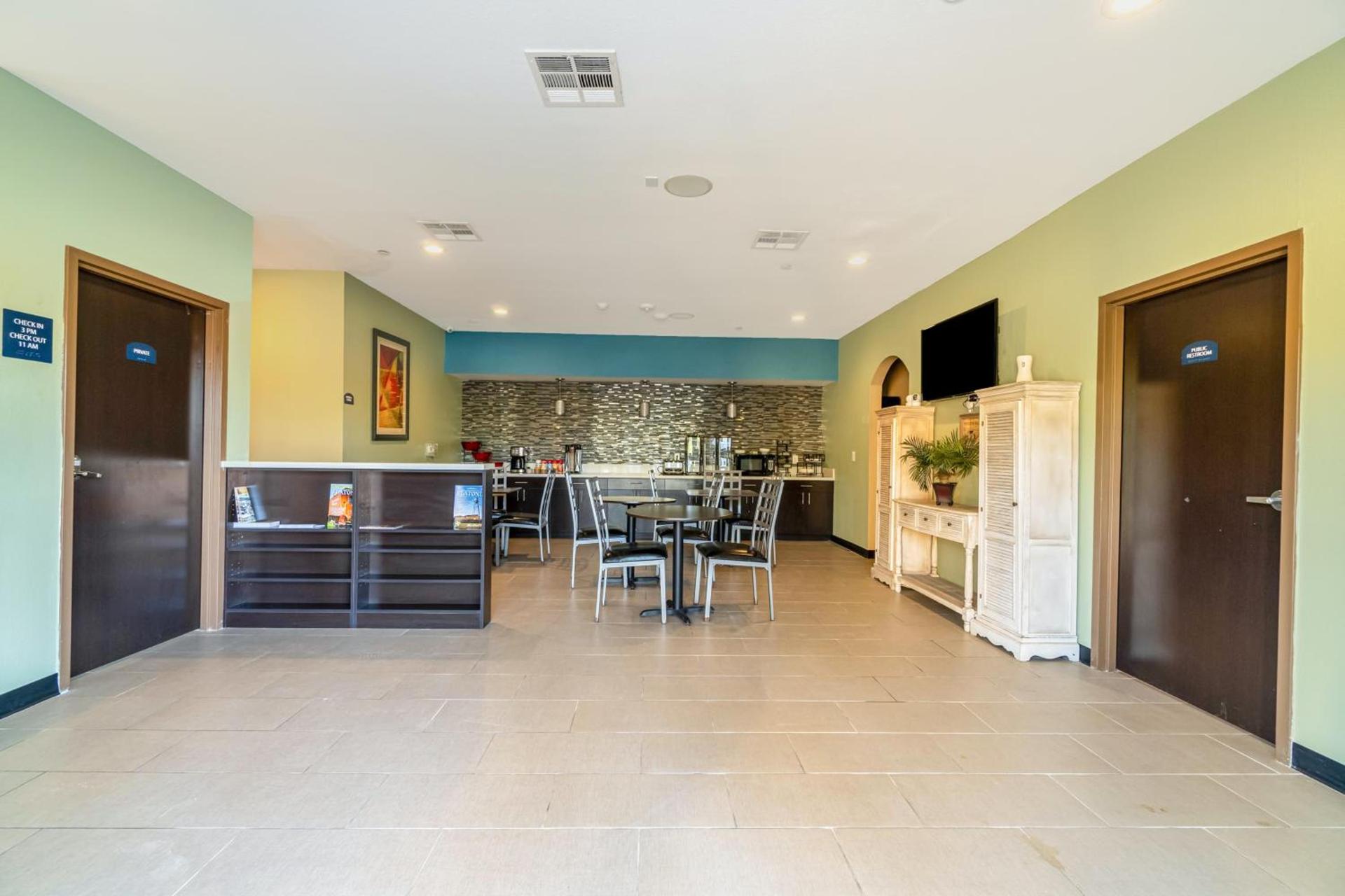 Moulton Inn & Suites By OYO Near Shiner TX photo 17
