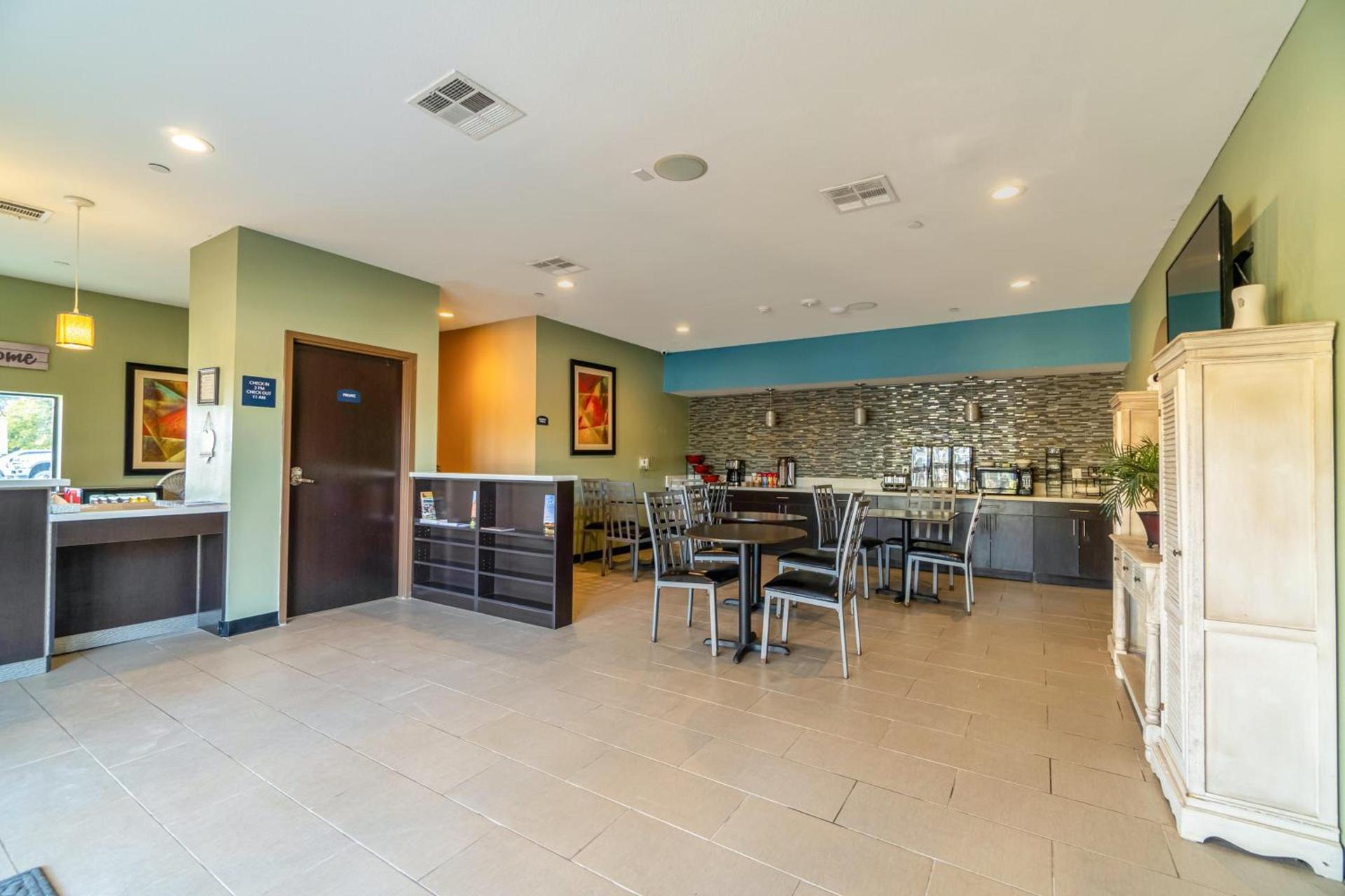 Moulton Inn & Suites By OYO Near Shiner TX photo 14