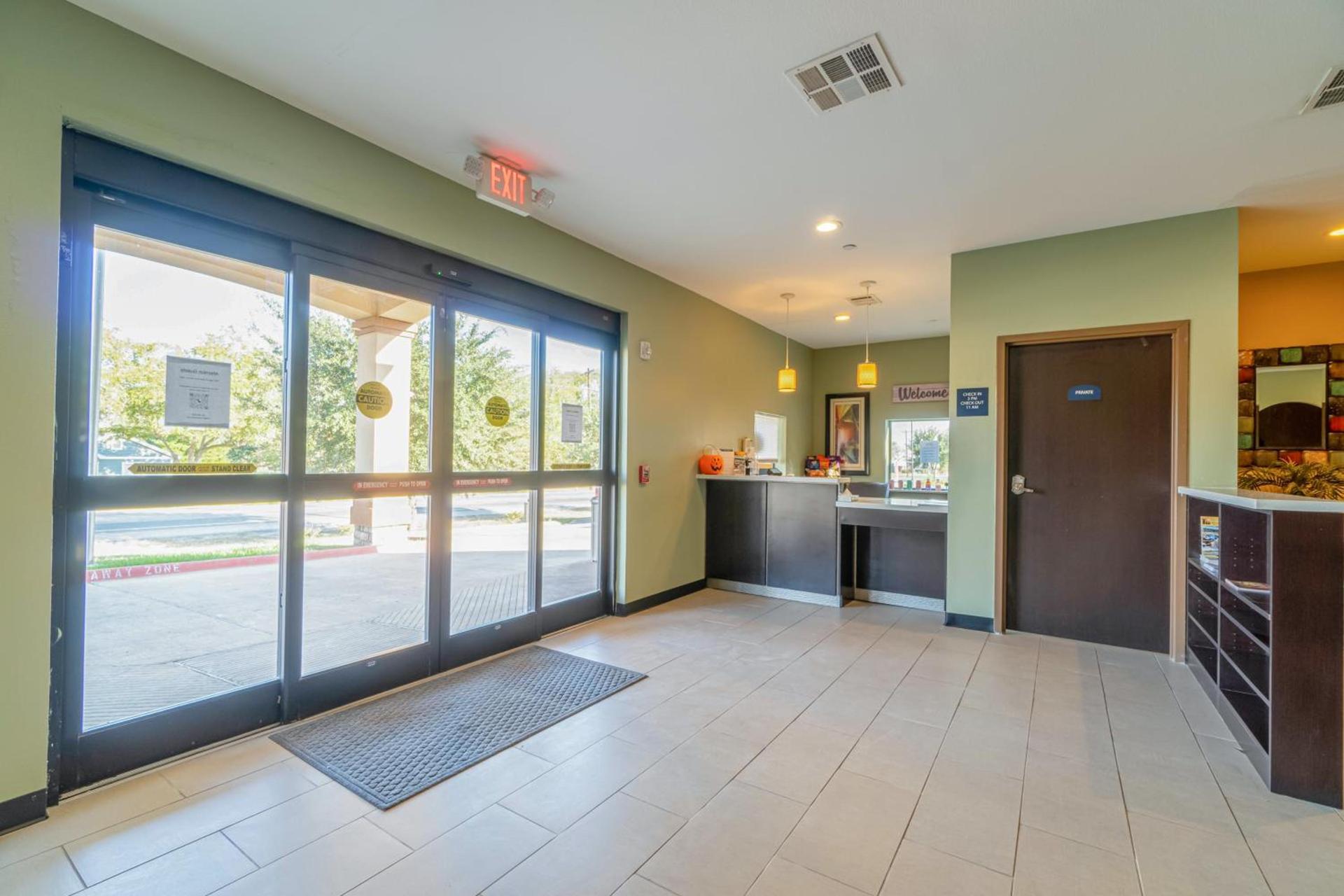 Moulton Inn & Suites By OYO Near Shiner TX photo 26