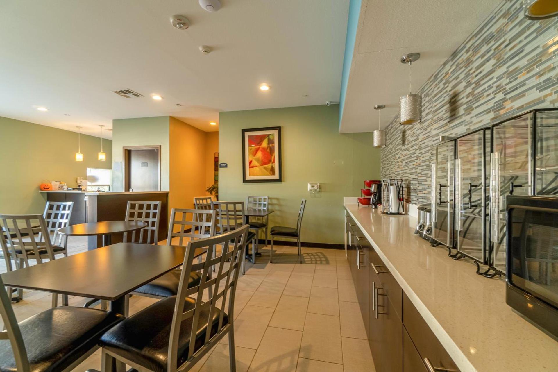 Moulton Inn & Suites By OYO Near Shiner TX photo 25