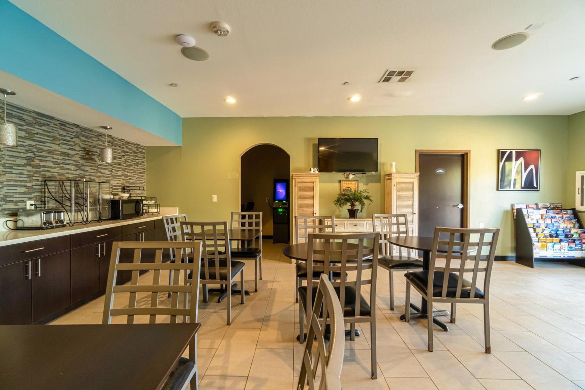 Moulton Inn & Suites By OYO Near Shiner TX photo 23