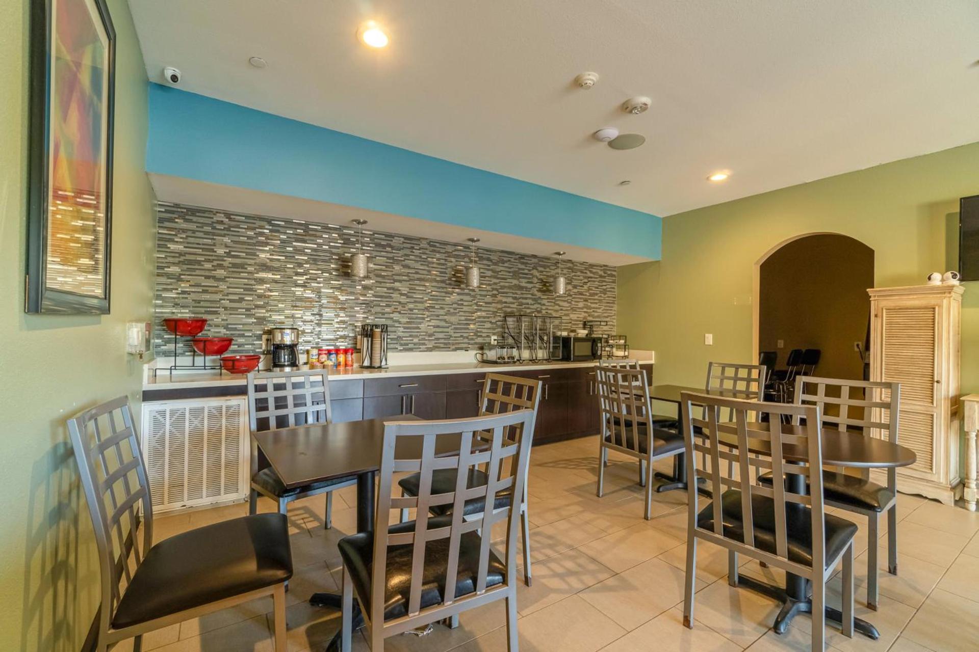 Moulton Inn & Suites By OYO Near Shiner TX photo 18