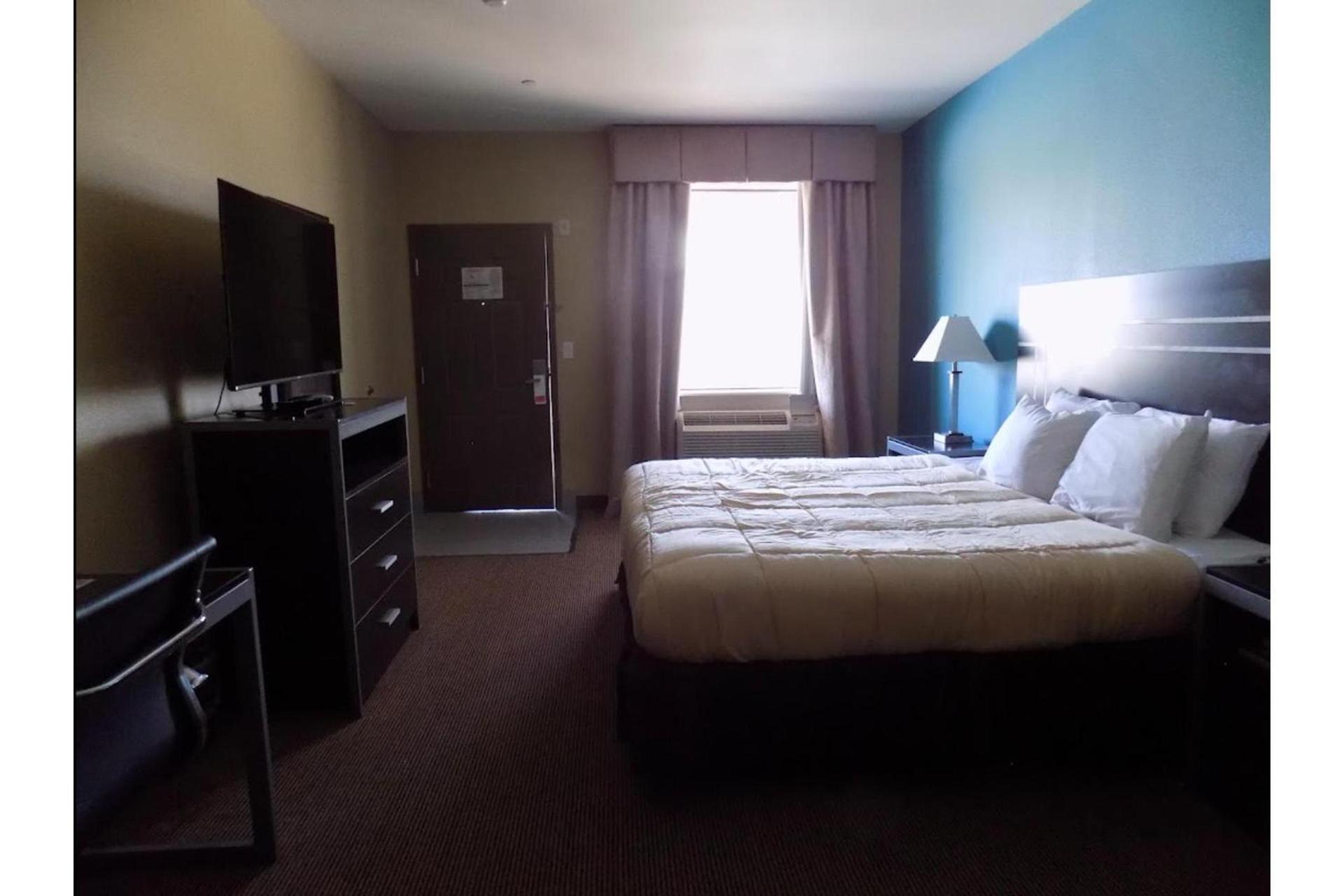 Moulton Inn & Suites By OYO Near Shiner TX photo 29