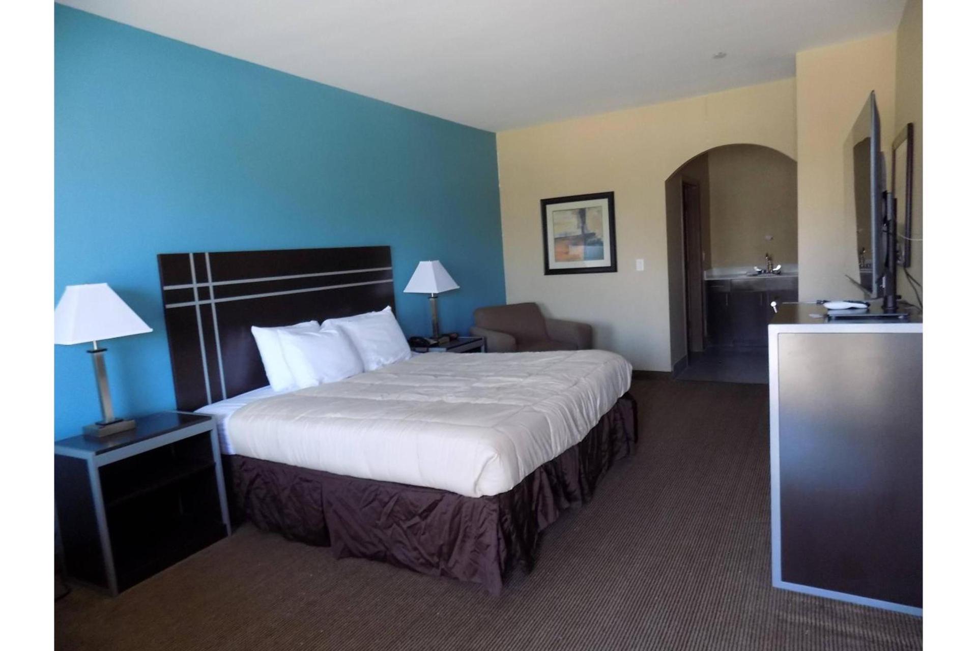 Moulton Inn & Suites By OYO Near Shiner TX photo 30