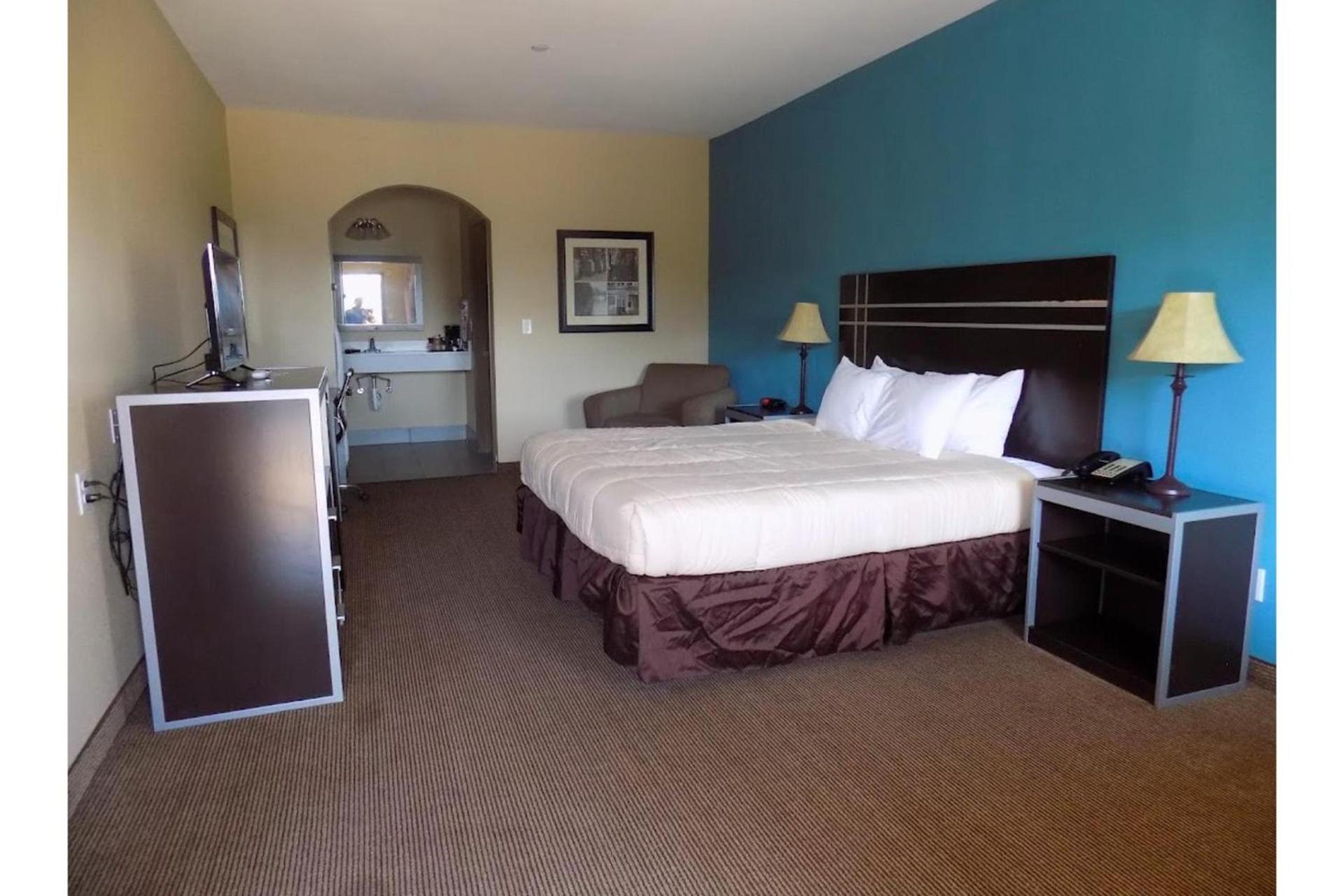 Moulton Inn & Suites By OYO Near Shiner TX photo 31