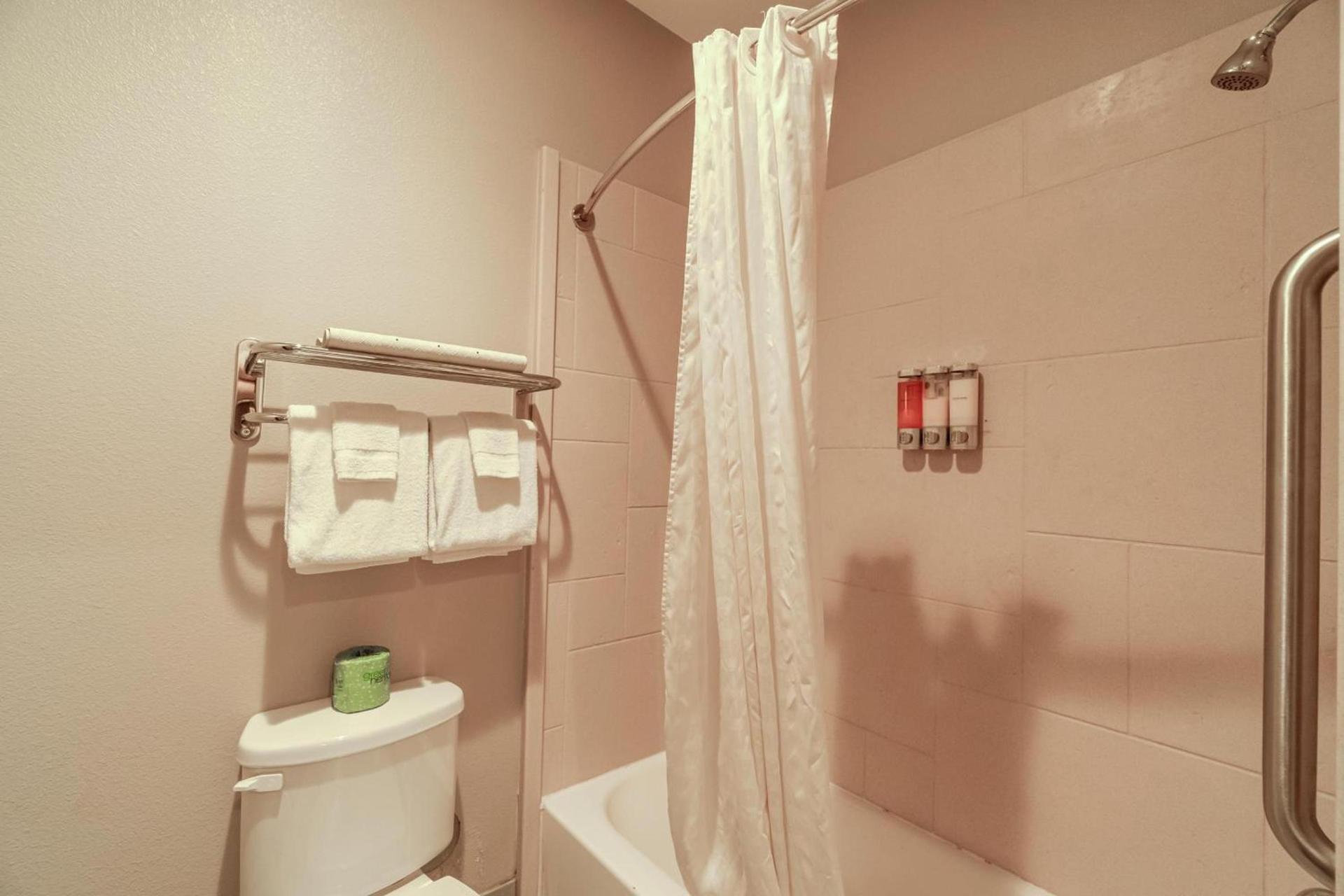Moulton Inn & Suites By OYO Near Shiner TX photo 37