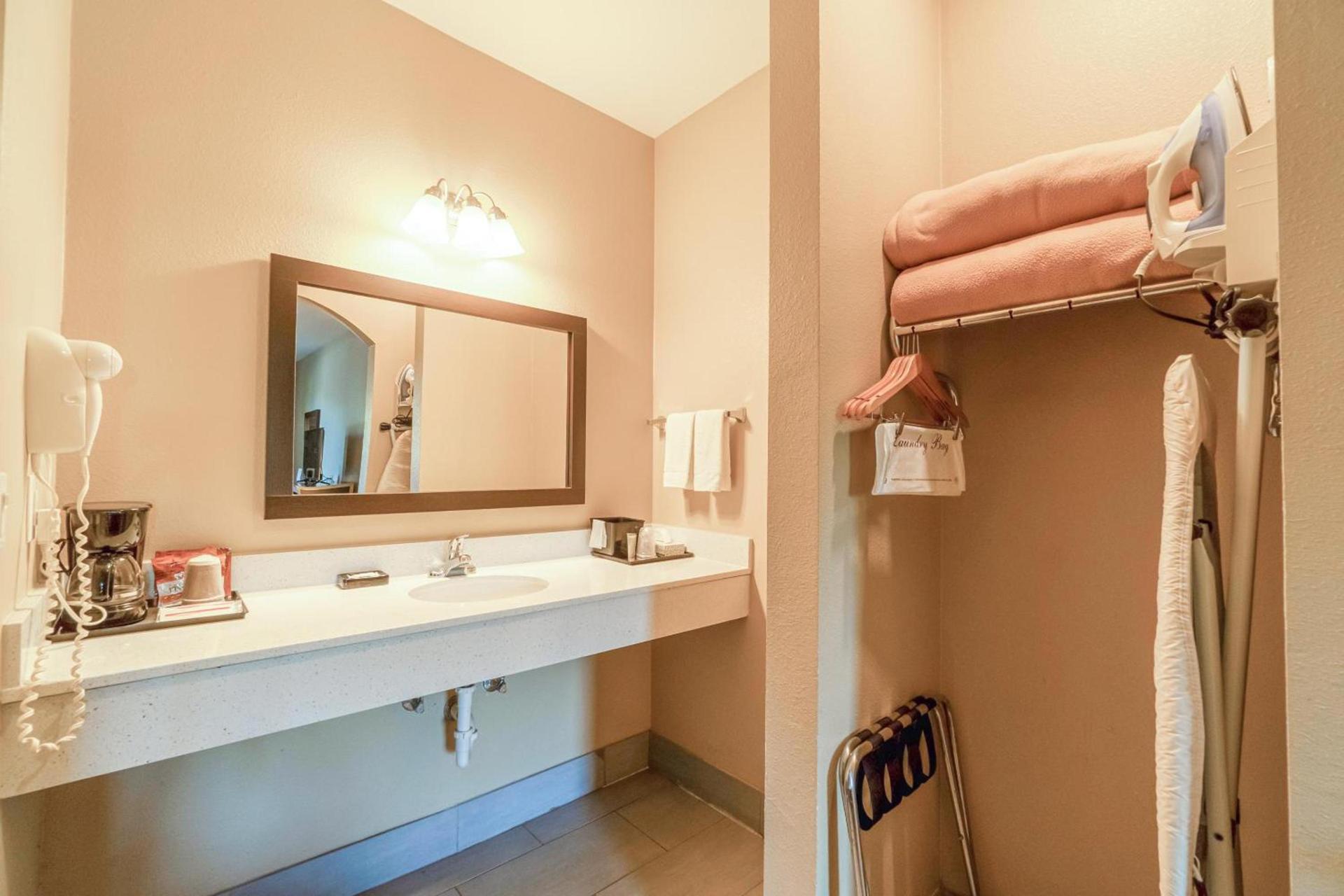 Moulton Inn & Suites By OYO Near Shiner TX photo 33