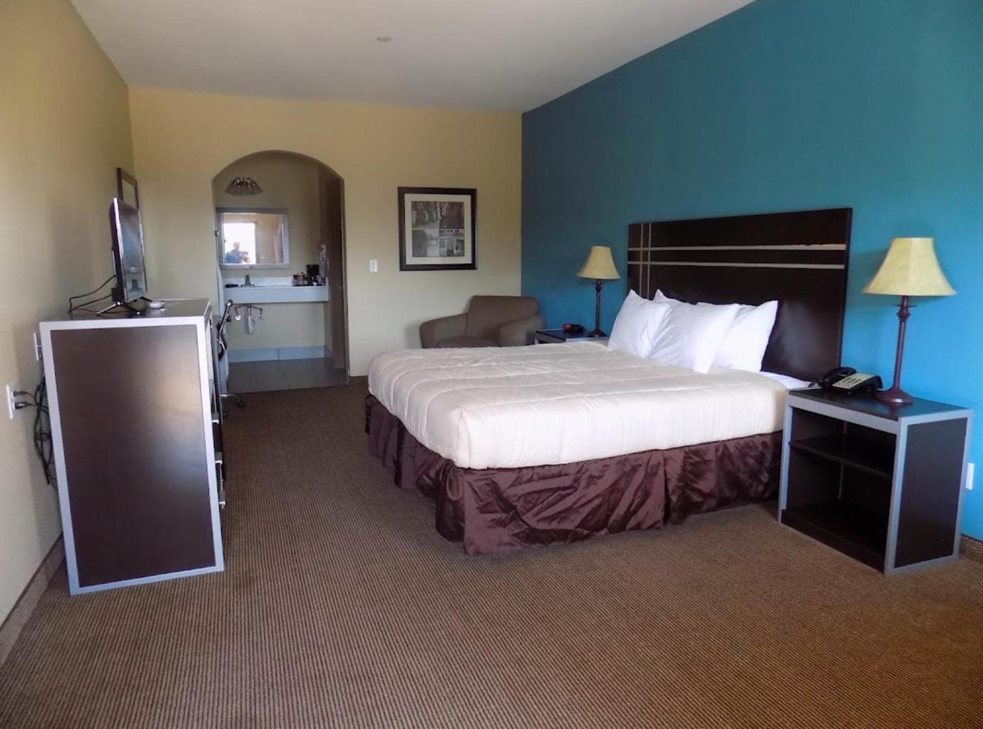 Moulton Inn & Suites By OYO Near Shiner TX photo 41