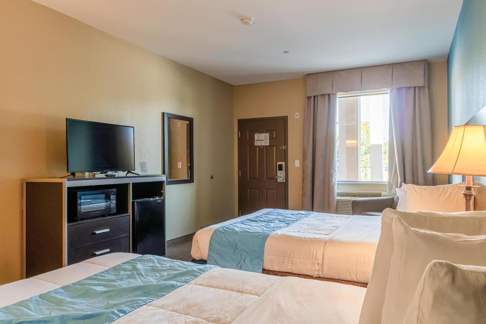 Moulton Inn & Suites By OYO Near Shiner TX photo 46