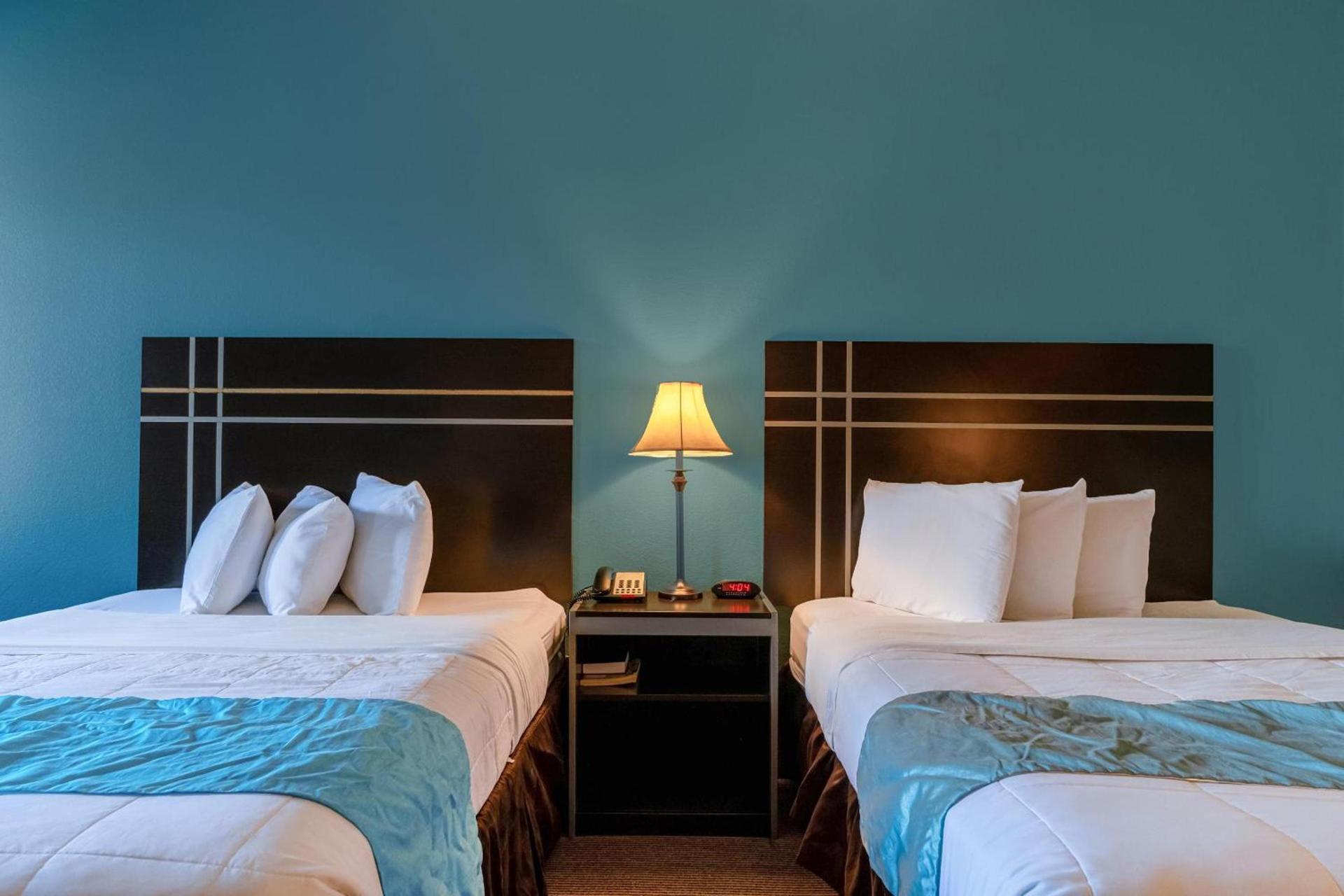 Moulton Inn & Suites By OYO Near Shiner TX photo 44