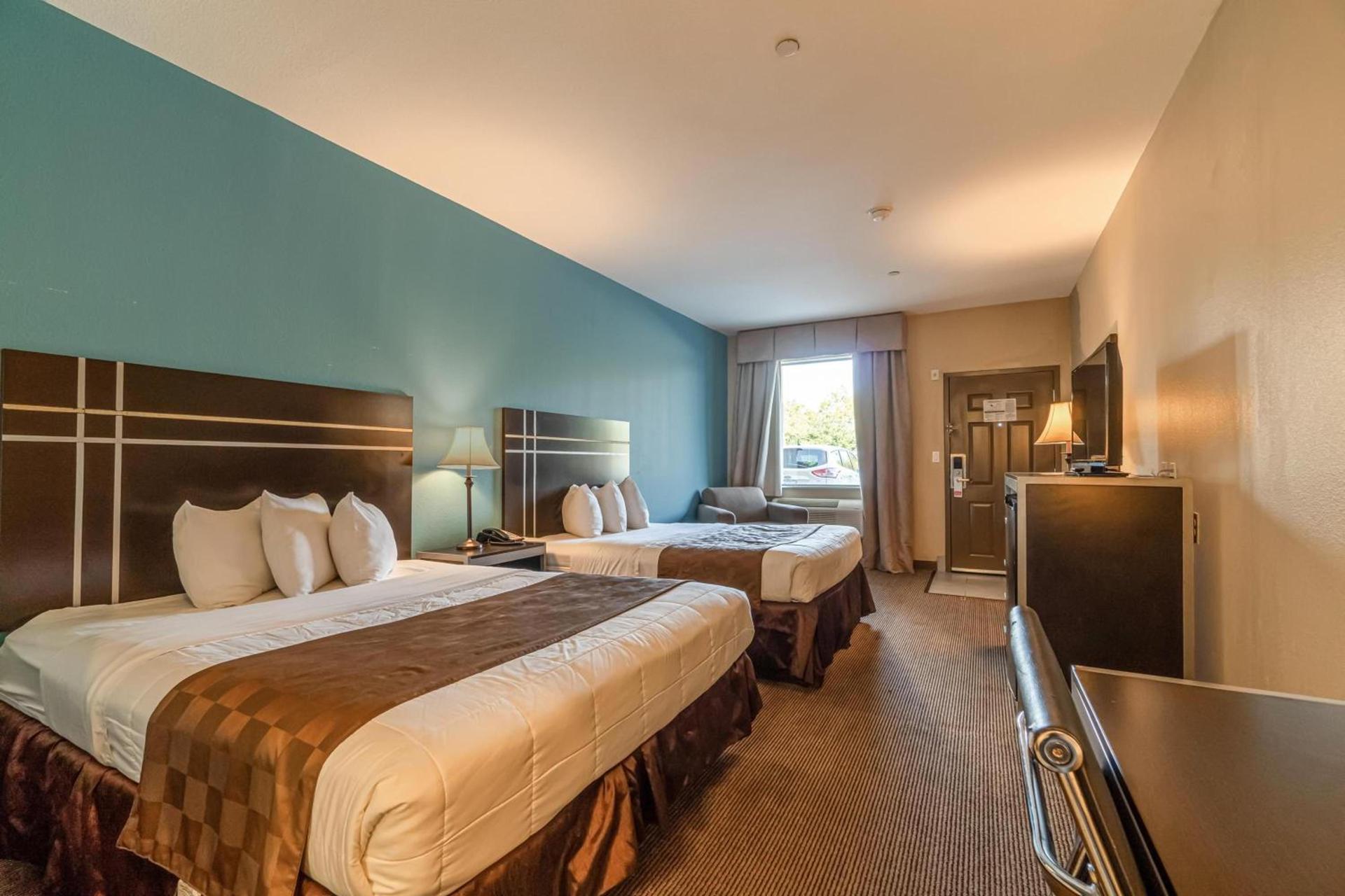 Moulton Inn & Suites By OYO Near Shiner TX photo 49