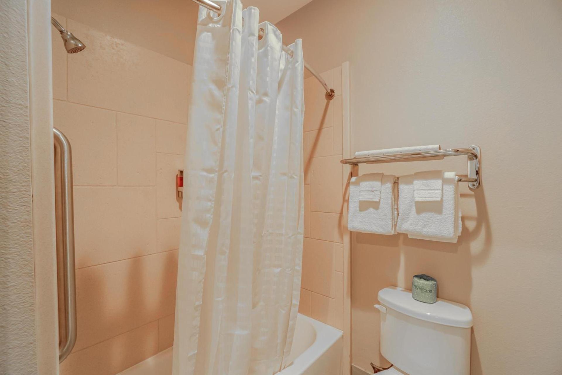 Moulton Inn & Suites By OYO Near Shiner TX photo 53
