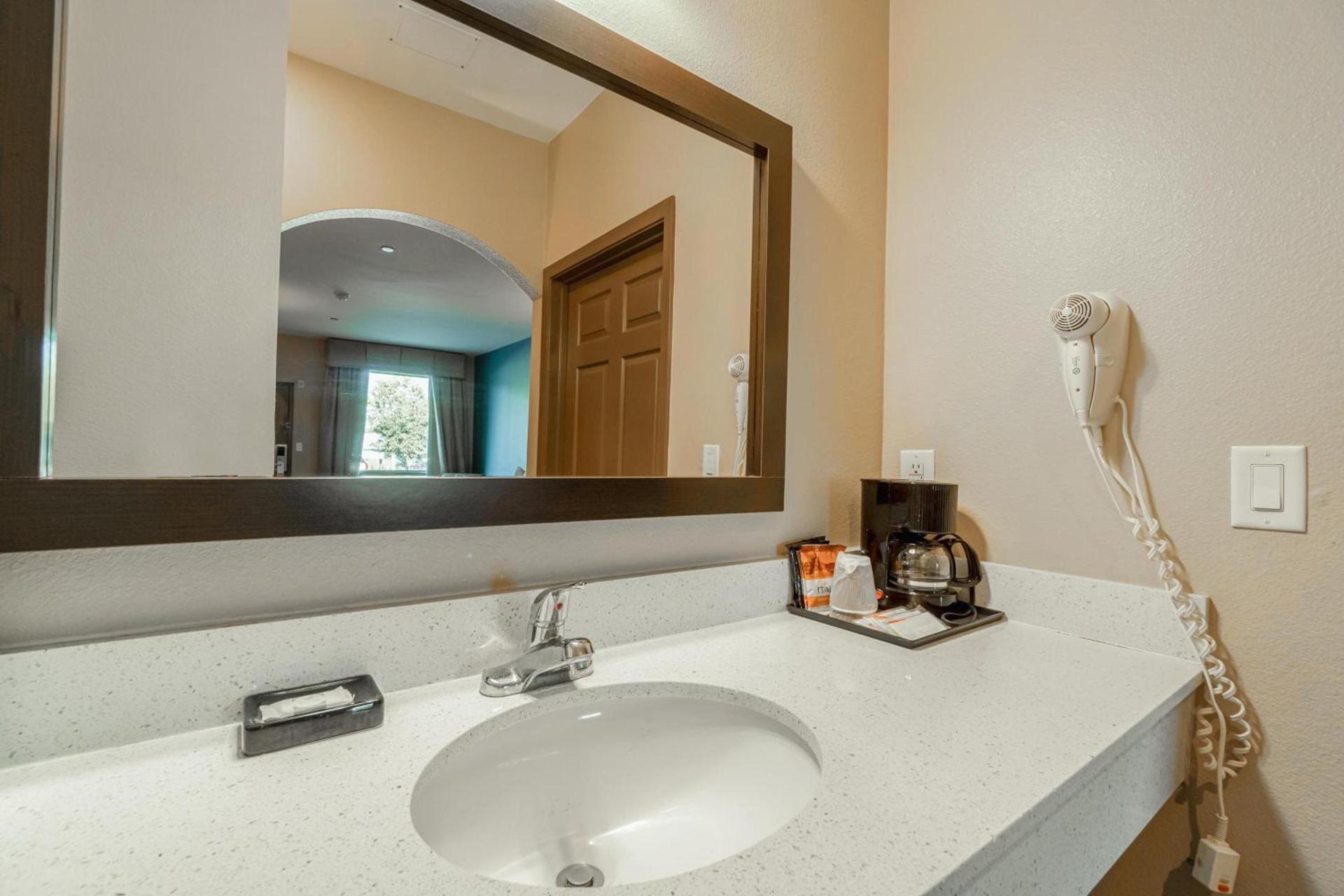 Moulton Inn & Suites By OYO Near Shiner TX photo 54
