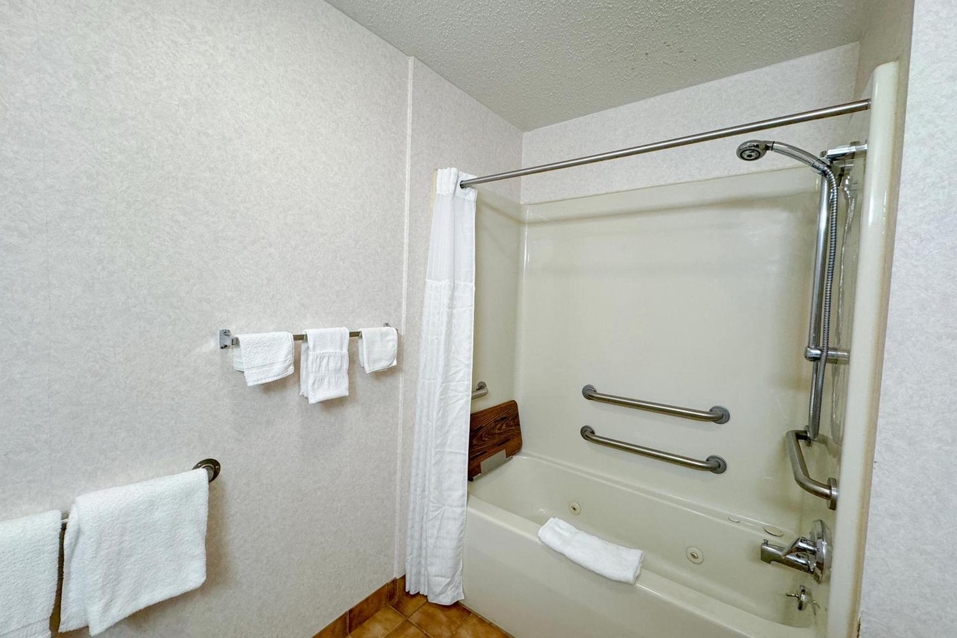 FairBridge Inn & Suites Batavia-Darien Amusement Park photo 28