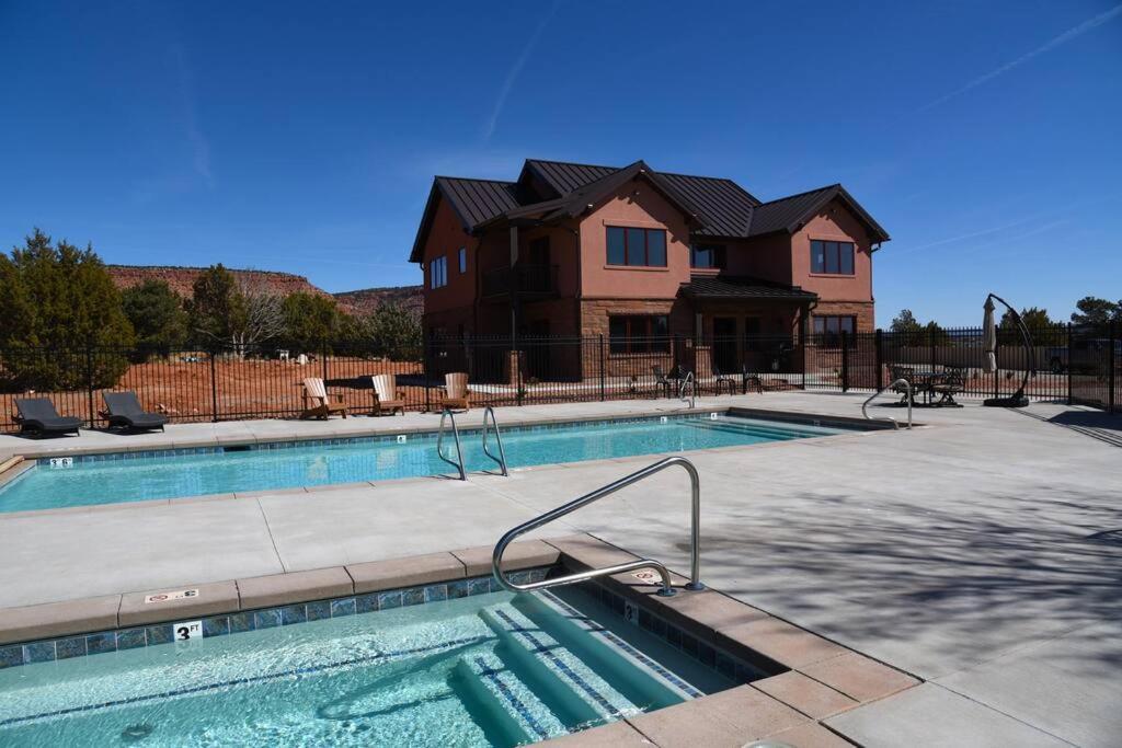 Beautiful Lodge With Private Pool, Hot Tub, And Pickleball Court photo 3