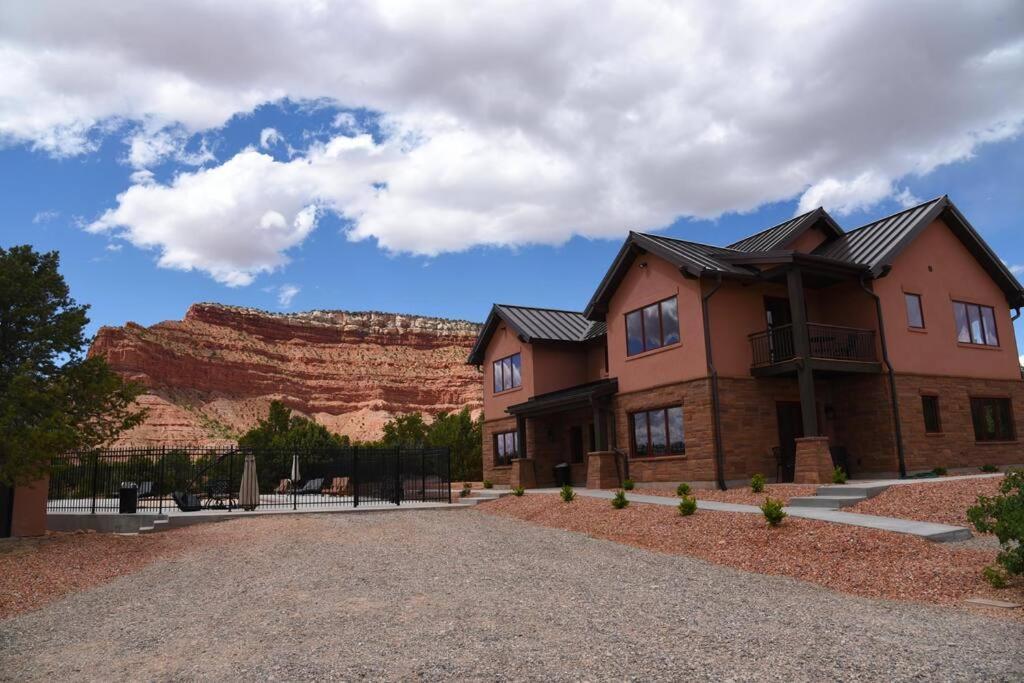 Beautiful Lodge With Private Pool, Hot Tub, And Pickleball Court photo 1