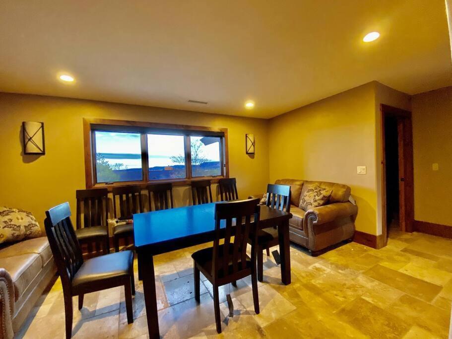 Beautiful Lodge With Private Pool, Hot Tub, And Pickleball Court photo 5