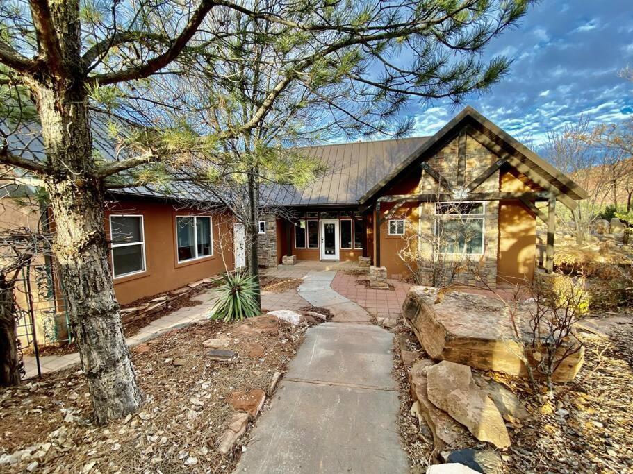 Beautiful Lodge With Private Pool, Hot Tub, And Pickleball Court photo 10