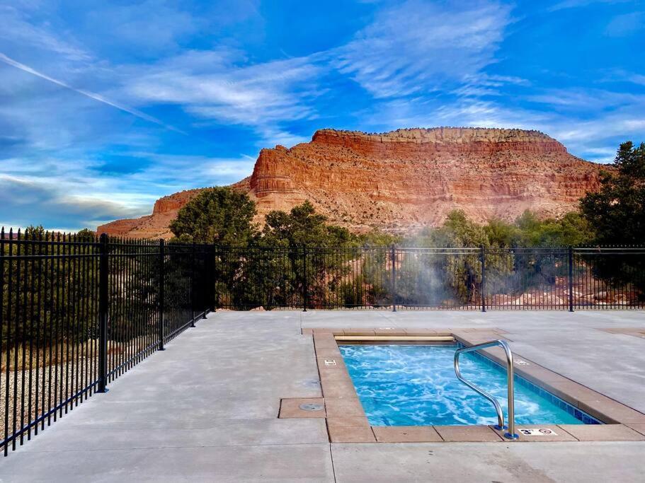 Beautiful Lodge With Private Pool, Hot Tub, And Pickleball Court photo 15