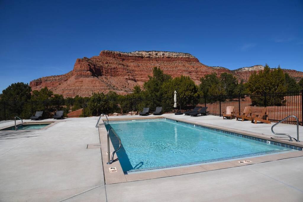 Beautiful Lodge With Private Pool, Hot Tub, And Pickleball Court photo 21
