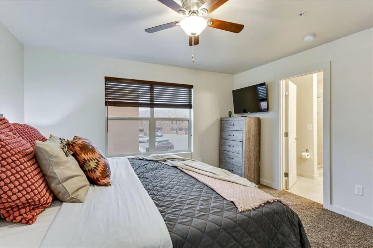 Pool and Hot Tub King Suite photo 34