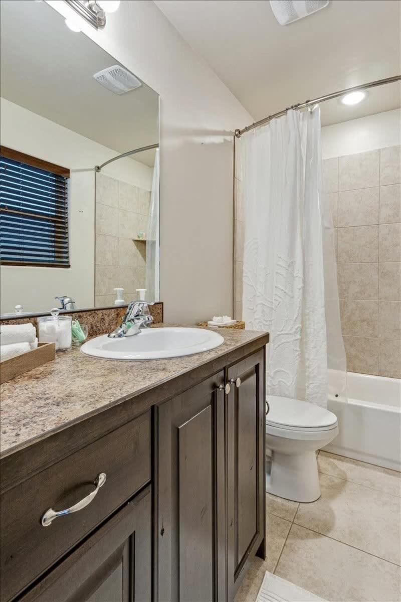 Pool and Hot Tub King Suite photo 16