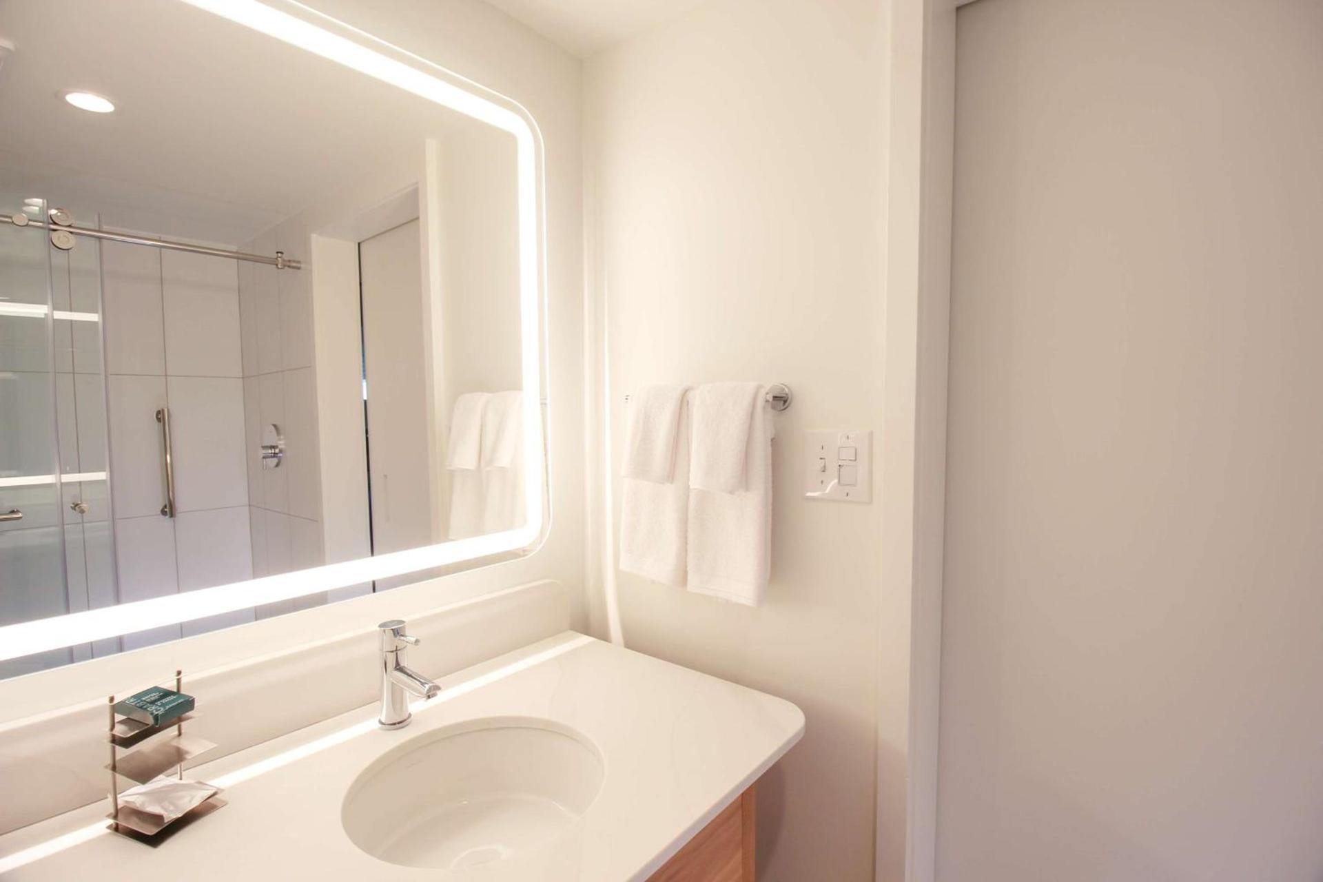 Doubletree By Hilton Clarksville Riverview photo 9