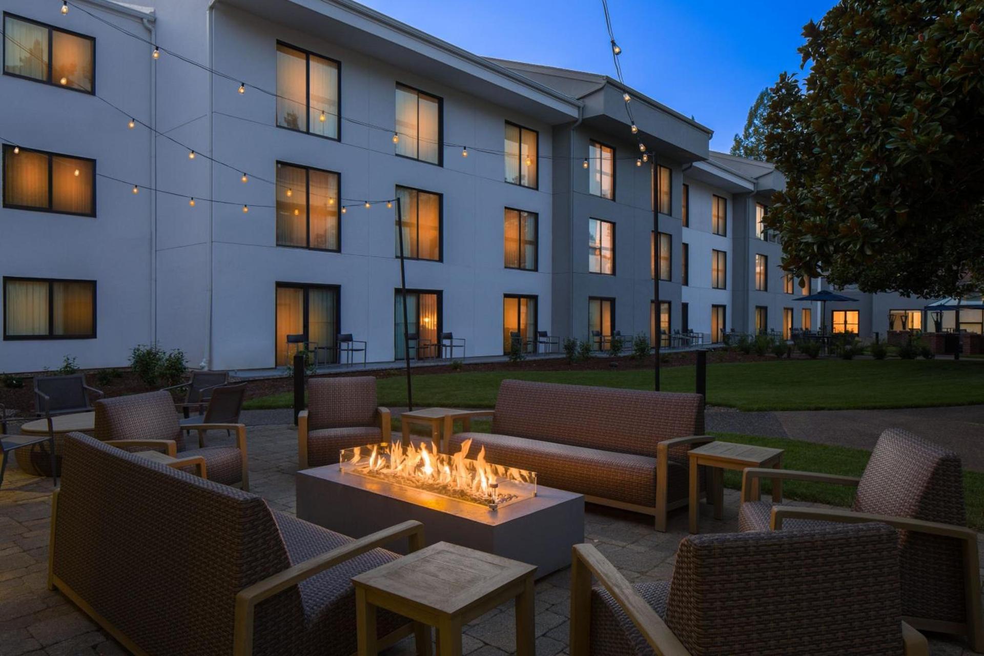 Courtyard by Marriott Portland Beaverton photo 2