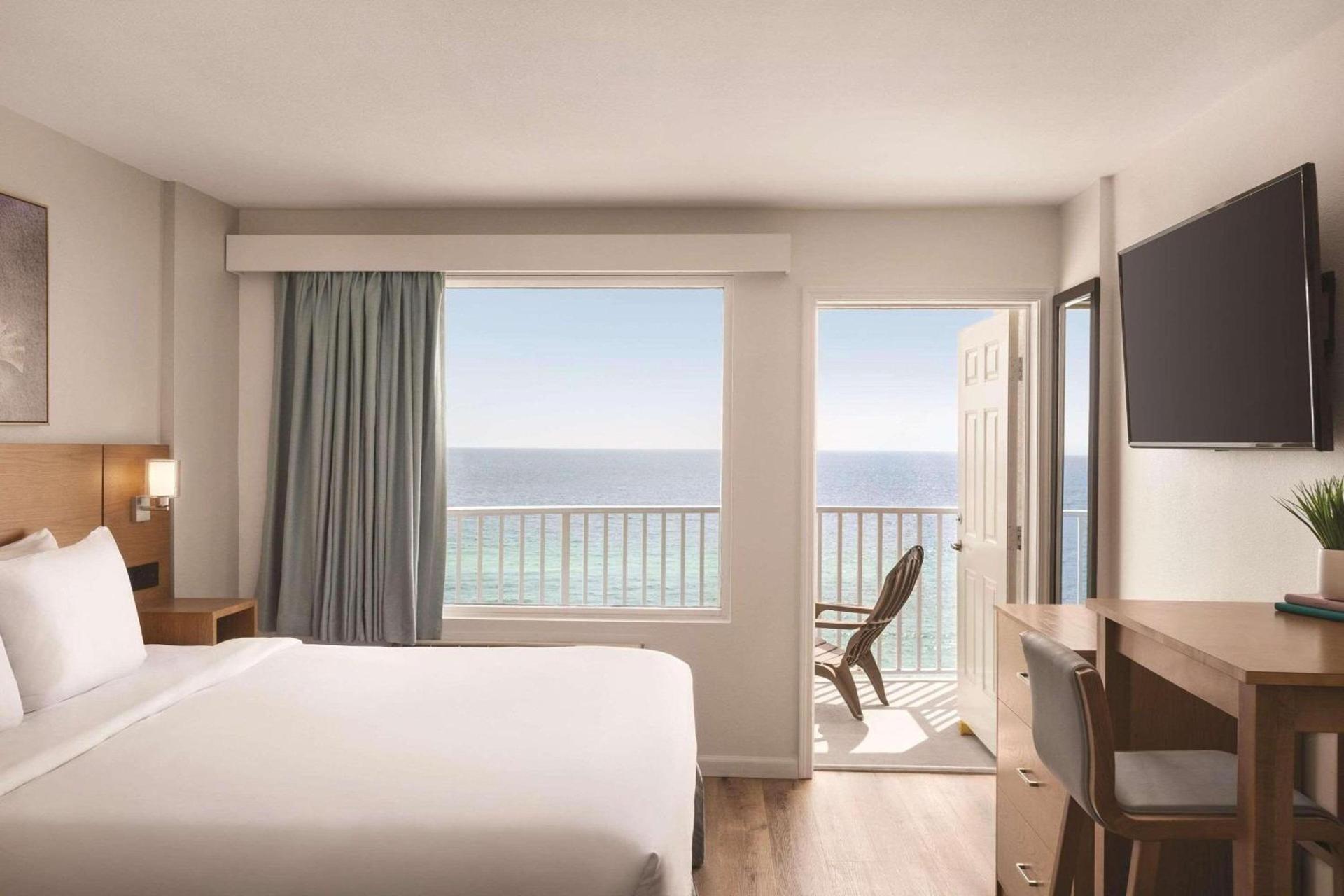 Radisson Beachfront Hotel - Panama City Beach photo 10