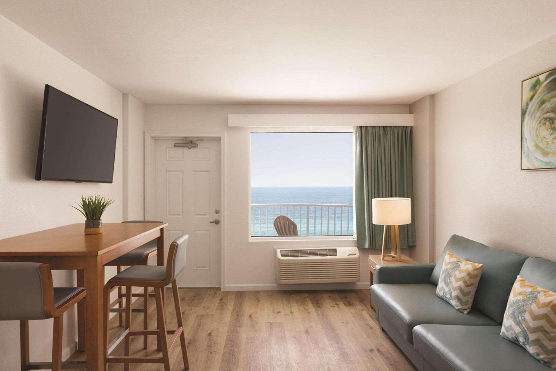 Radisson Beachfront Hotel - Panama City Beach photo 15