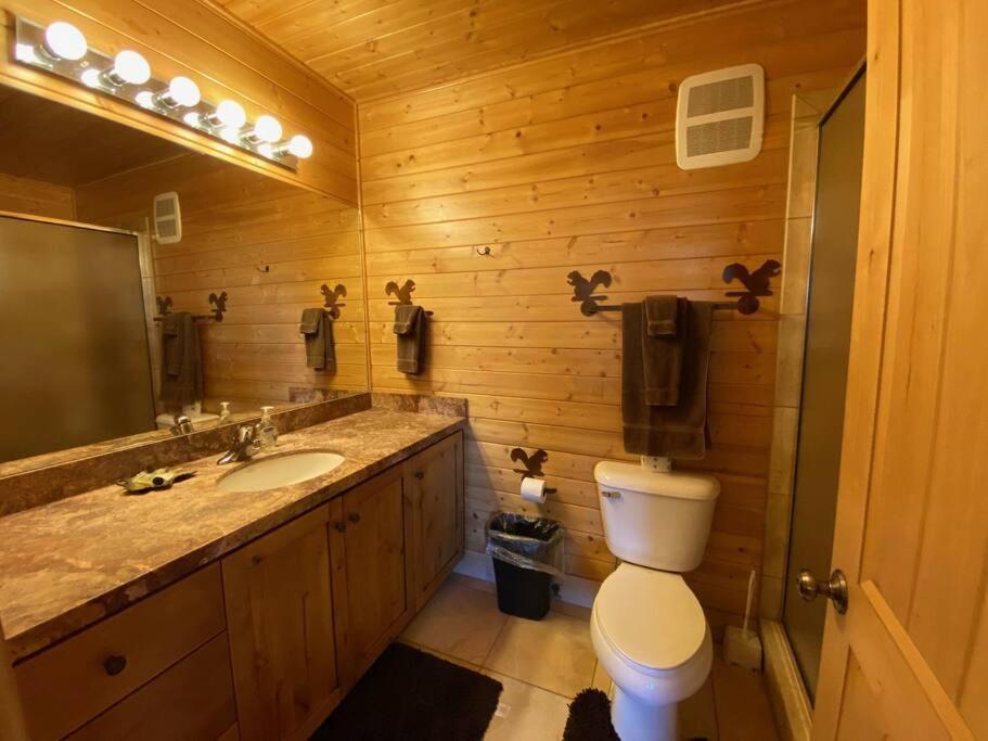 Large Group Lodge with Pool and Private Ranch photo 3