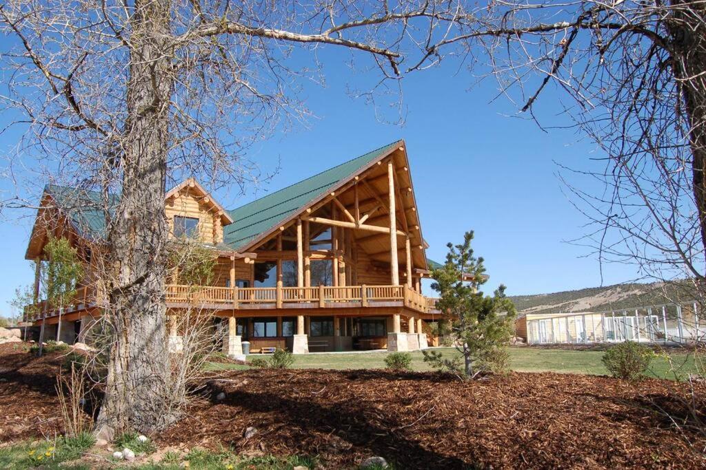 Large Group Lodge with Pool and Private Ranch photo 4