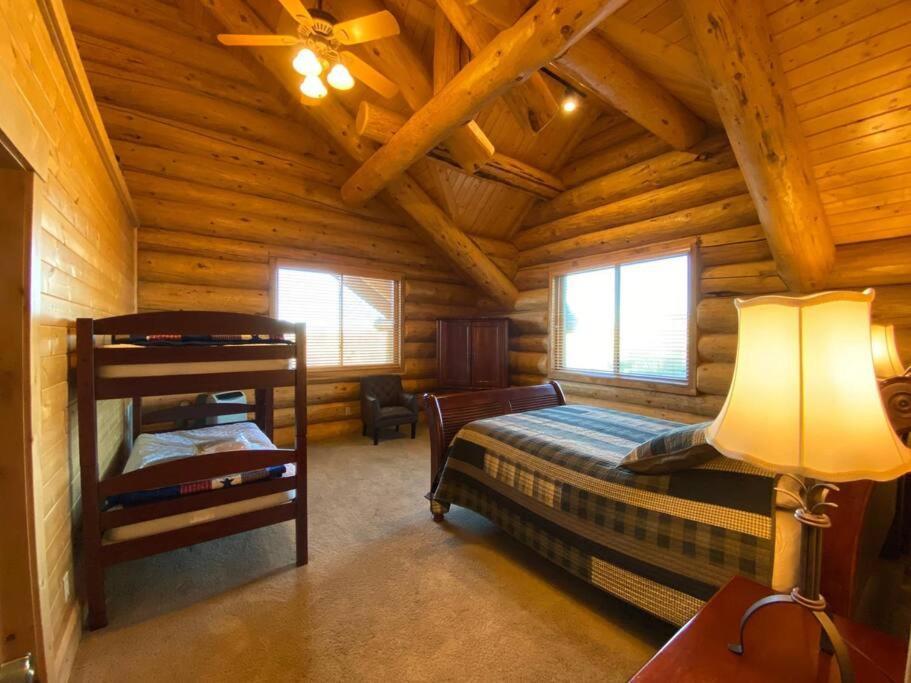 Large Group Lodge with Pool and Private Ranch photo 6