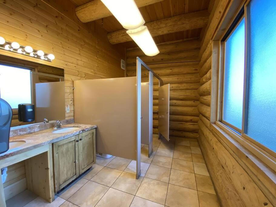 Large Group Lodge with Pool and Private Ranch photo 7