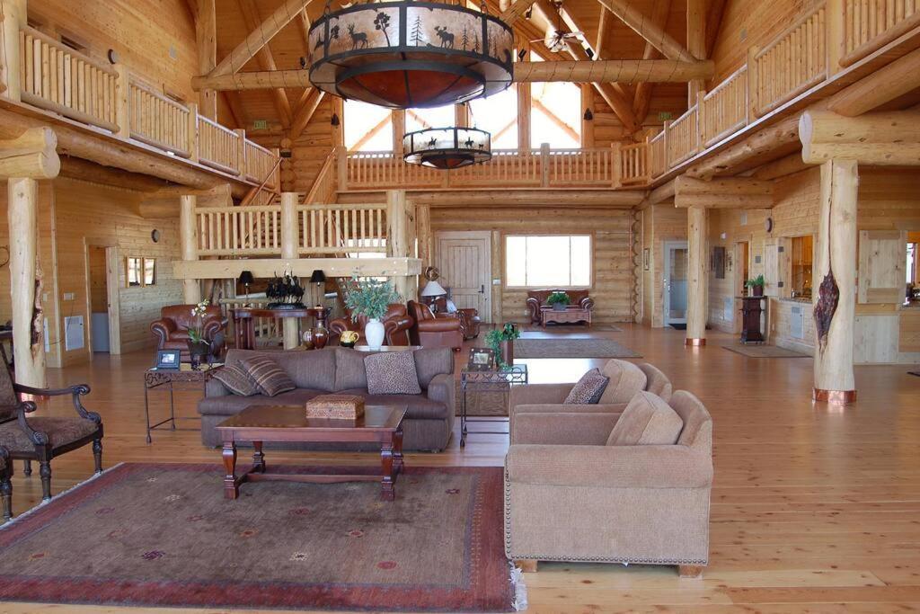 Large Group Lodge with Pool and Private Ranch photo 9