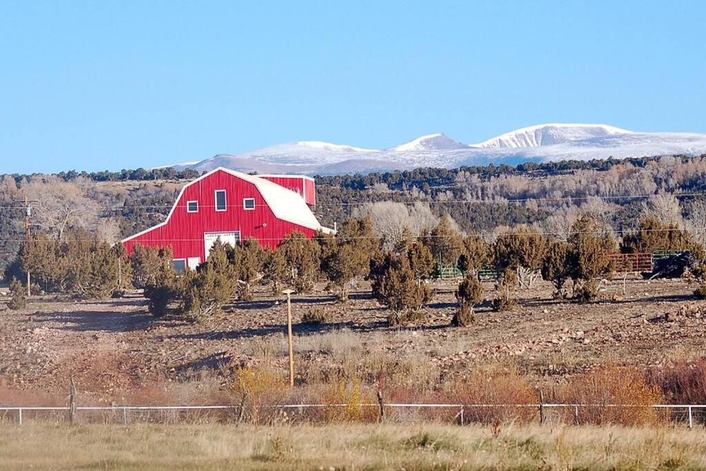 Large Group Lodge with Pool and Private Ranch photo 12