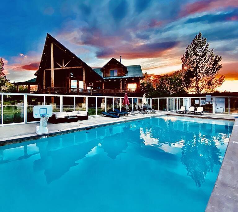 Large Group Lodge with Pool and Private Ranch photo 18
